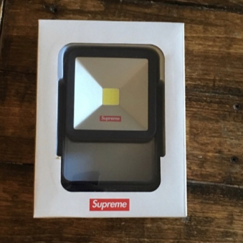 Supreme kickback light